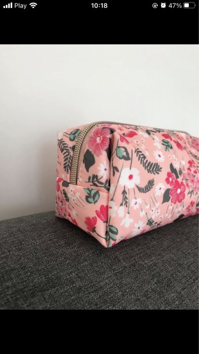 Kosmetyczka, kosmyyczka w kwiaty, różowa