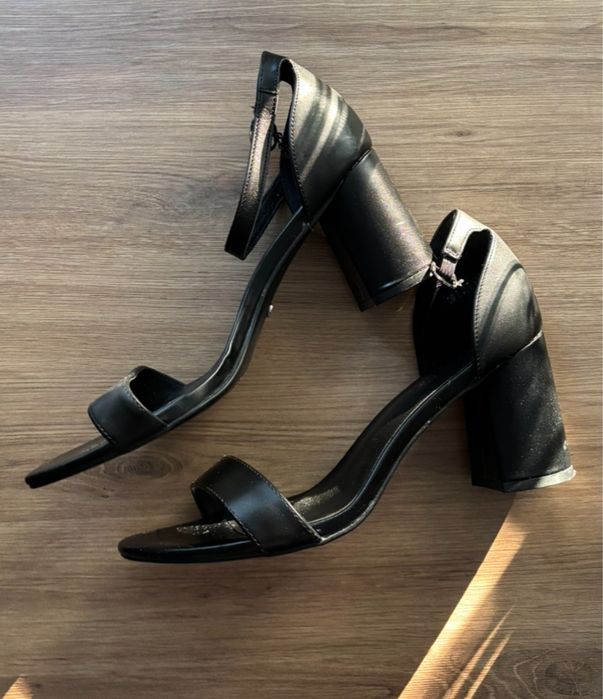 Sandałki na słupku Lasocki