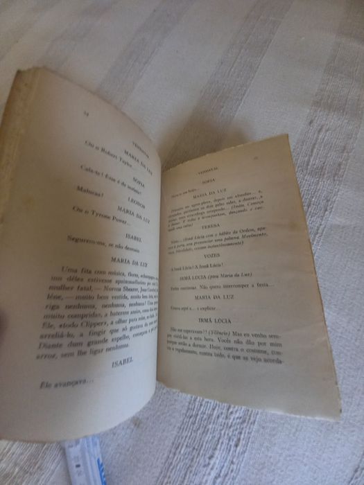 Livro de teatro de Virgínia Victorino primeira edição Alcobaça