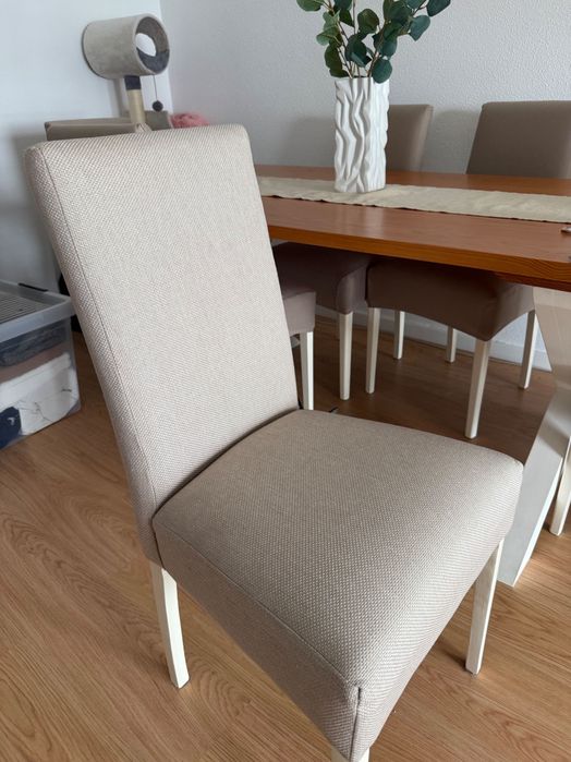 Mesa de madeira e 6 cadeiras
