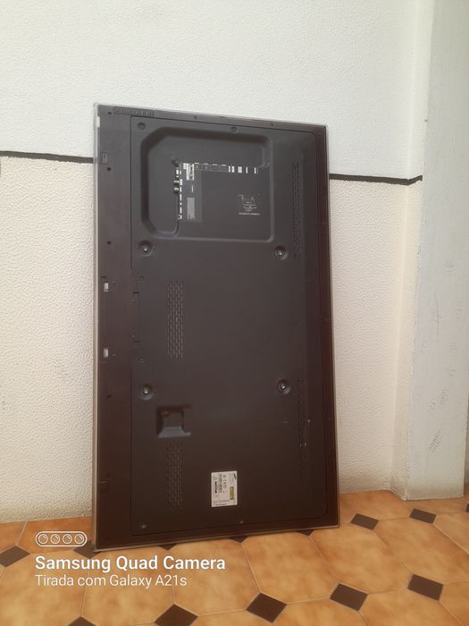 TV Samsung - 30€. Avariada/partida! Ótima para aproveitamento de peças.