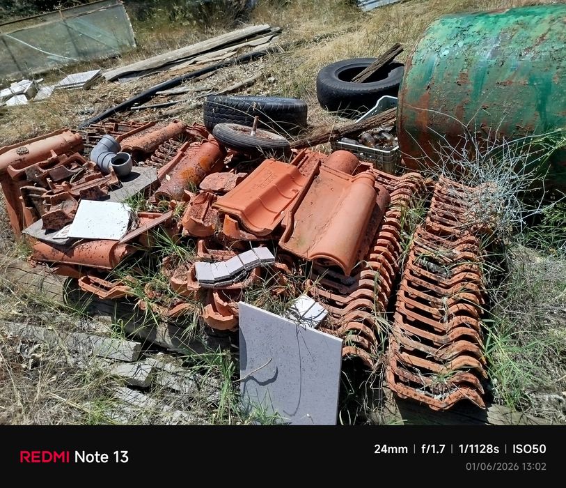 Venda de telhas vermelhas antigas