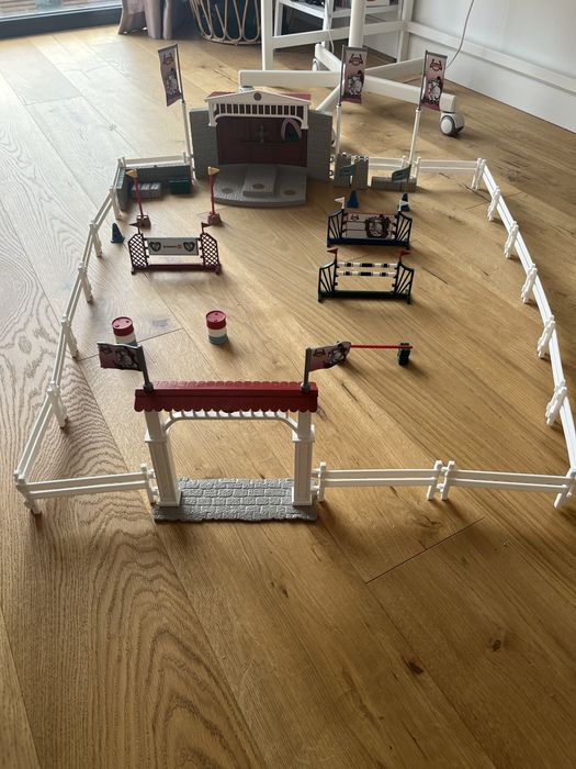 Schleich turniej jeździecki i auto z przyczepą