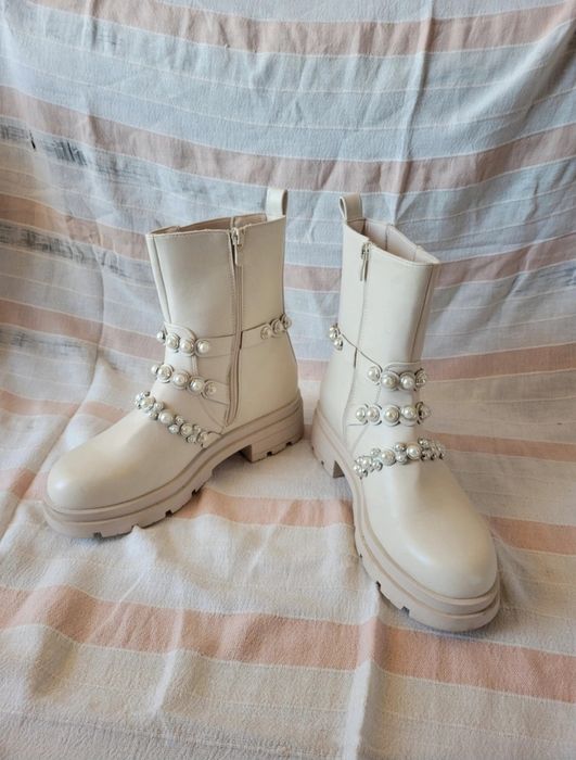 Bota branca/creme 39