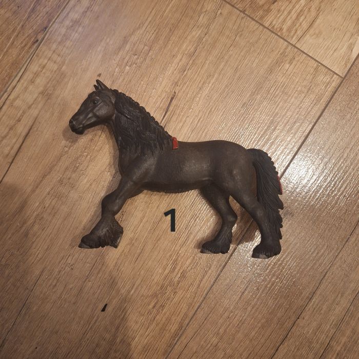 Kolekcjonerskie figurki koników schleich