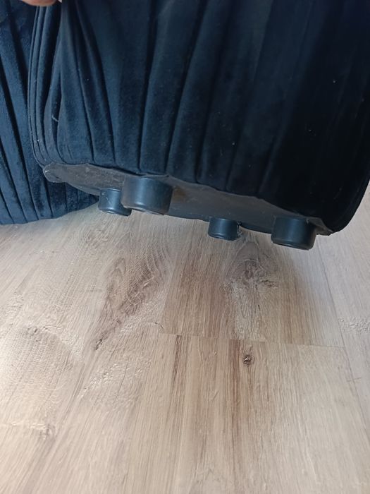 Czarne welurowe pufy