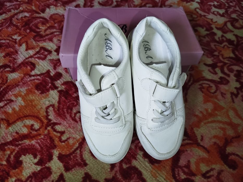 Продам білі кеди