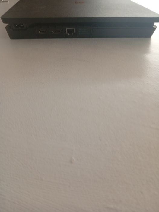 Ps4 slim em bom estado com 3 jogos