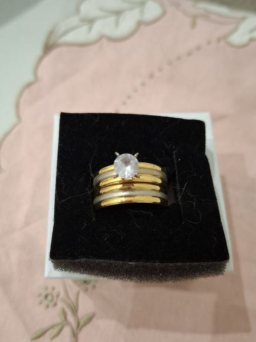Conjunto Aliança e Solitário 2 tons em Aço novo
Tamanho 9, aprox 19,8 mm
Valor fixo