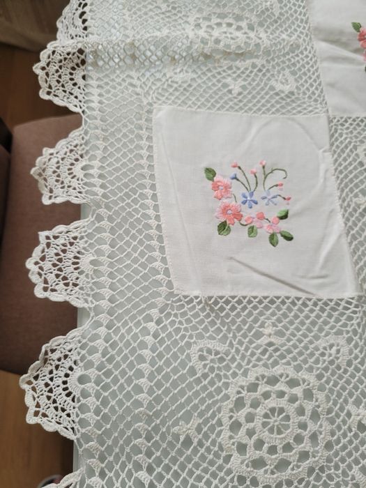Serweta z haftem 94 x 94 cm stara
