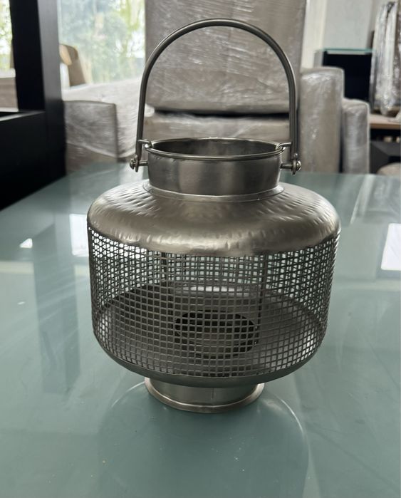 Peca de arte decorativa em metal que funciona como queima velas!