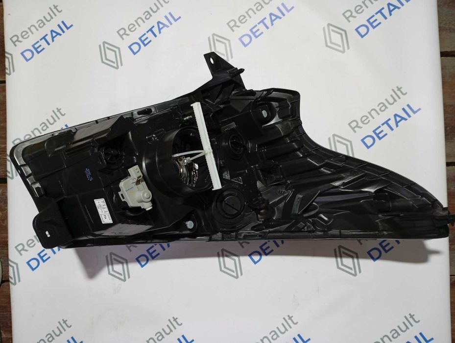 Фара передня права,ліва Opel Vivaro Опель Віваро 2014-2019 260605859R