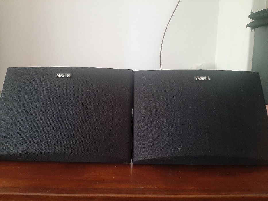 Um par colunas YAMAHA NS-E105