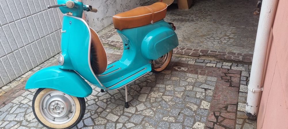 Vendo motorizada da marca Vespa