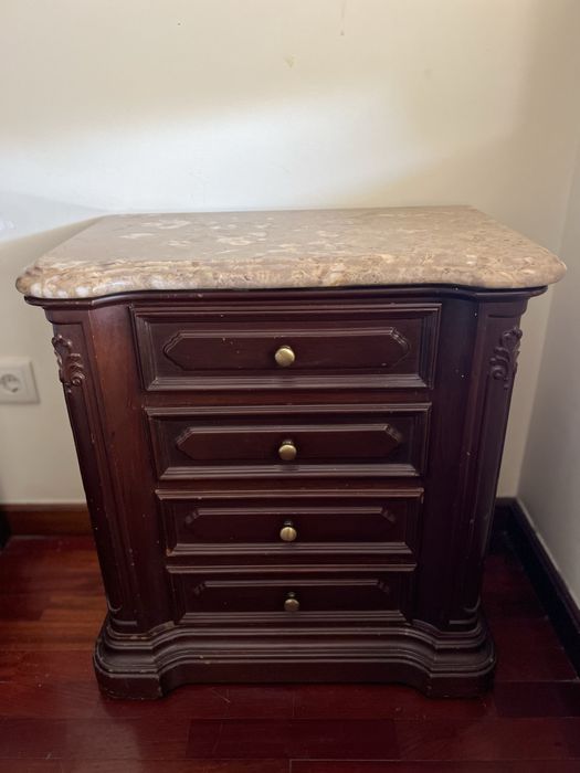 Conjunto de quarto em madeira maciça e tampas de mármore