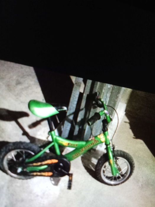 Bicicleta pequenas para mim em bom estado verde precisa de 2 cabras