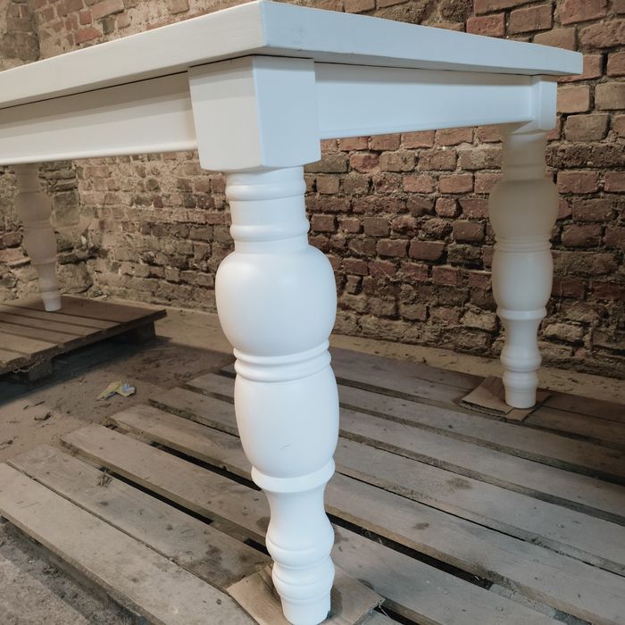 Stół drewniany lity, toczony biały