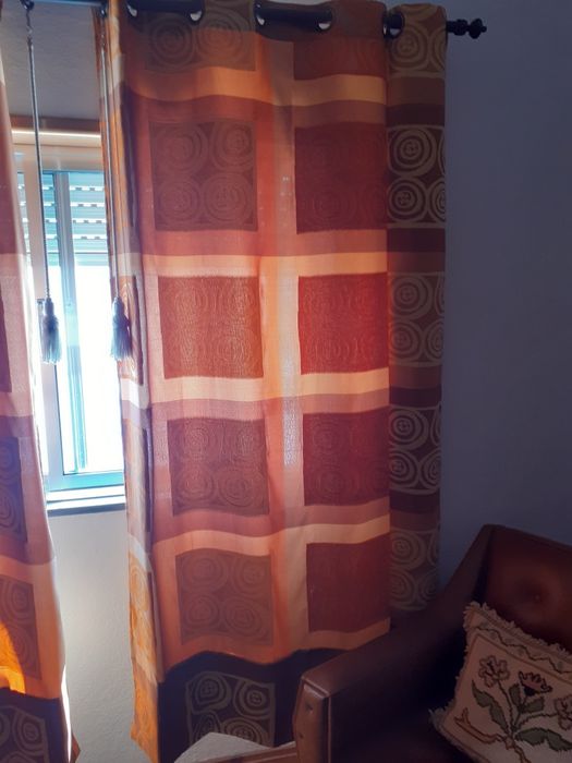 Cortinados em bom estado com pouco uso
