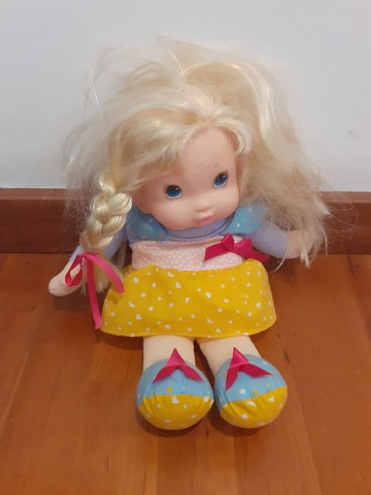 Boneca Joana dá beijinhos