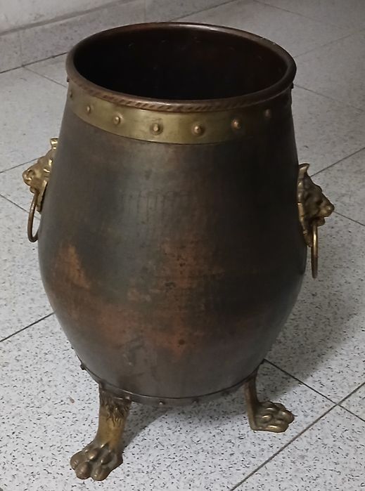 Pote em cobre com aplicações em latão