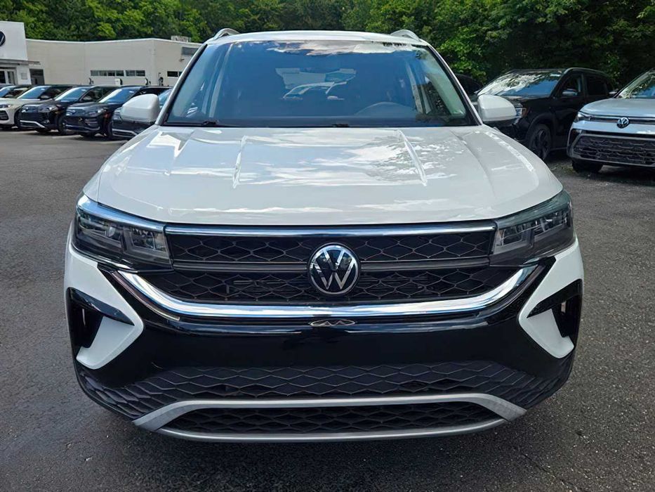 Volkswagen Taos      2024