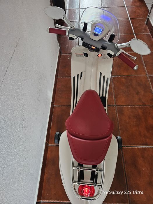 Vespa a bateria.