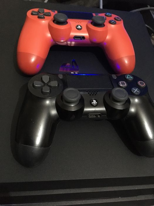 PS4 Pro 4K 1 TB + 2 comandos Sony Como Nova
