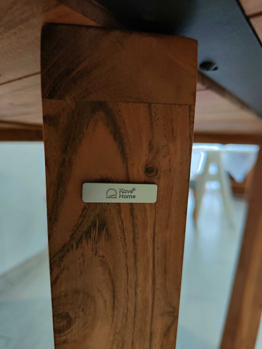 Mesa redonda Nahla de madeira maciça com acabamento em tom natural Ø 120 cm