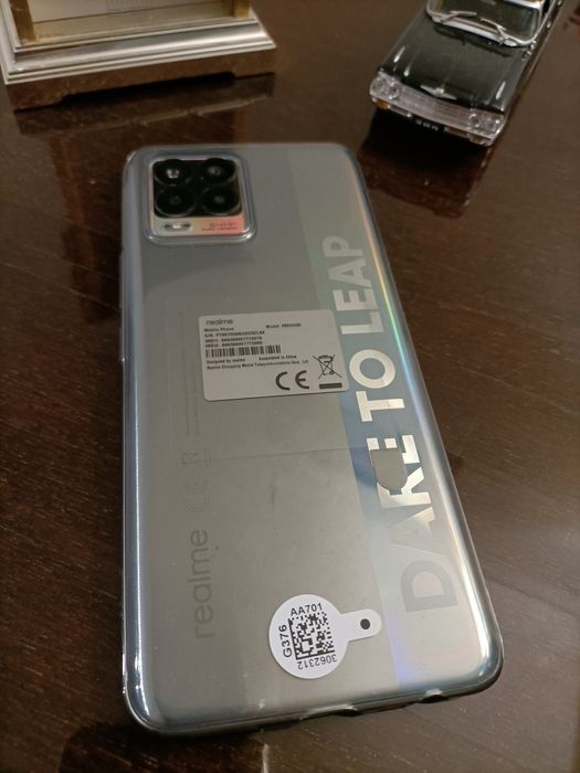 Realme 8 металевий корпус