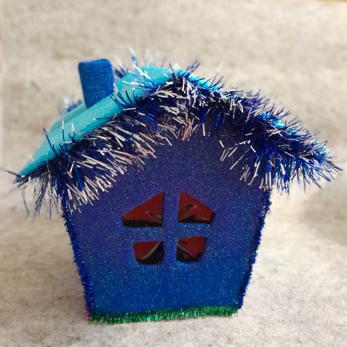 Новогодняя подарочна коробка для конфет или игрушек домик