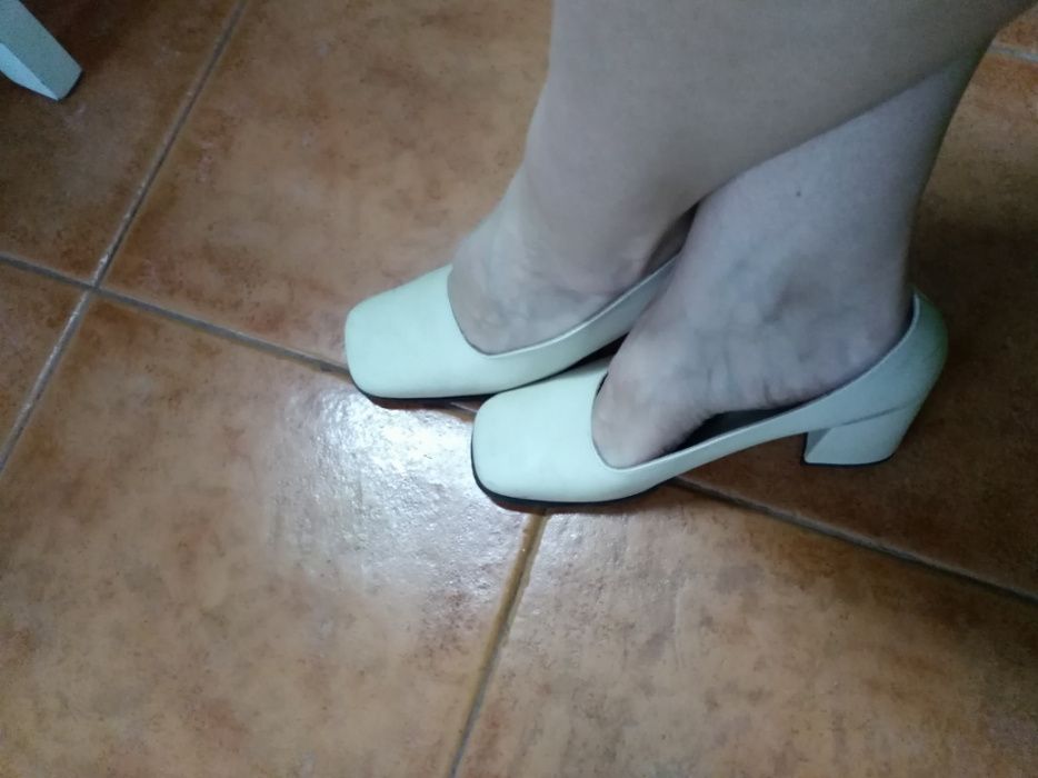 Sapatos beje em pele n. 38