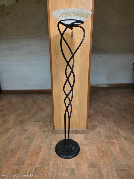 Candeeiro de Pé Alto