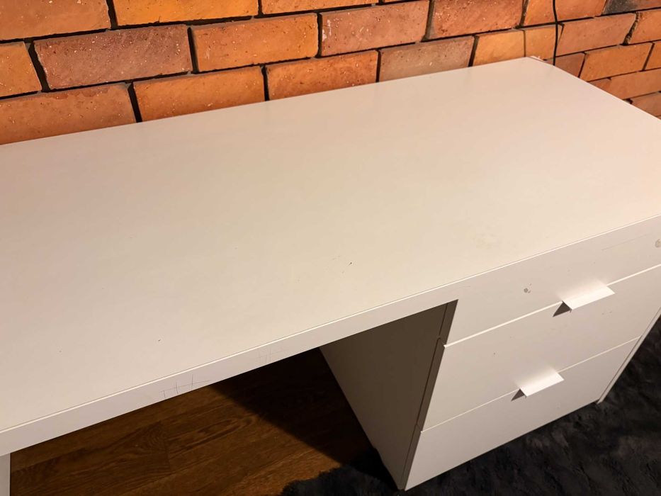Białe biurko z szufladami – solidne, pojemne