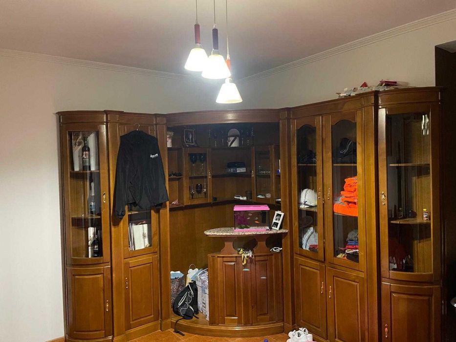 Móvel de madeira com bar