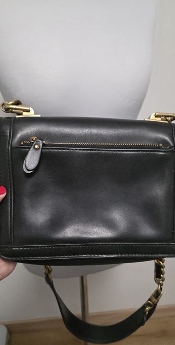 Guess Abey HWVB855821 – klasyczna czarna torebka z  chain strapem