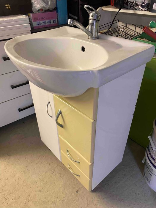 Тумба під умивальник у ванну кімнату