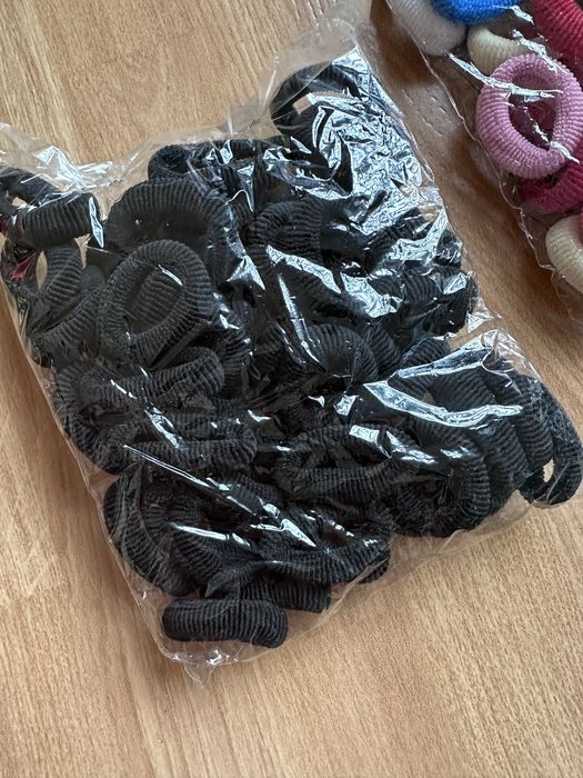 Паєтки на нитці, резинки для волосся, намистини