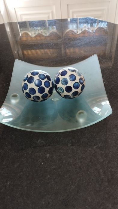 Adorno com taça e duas bolas