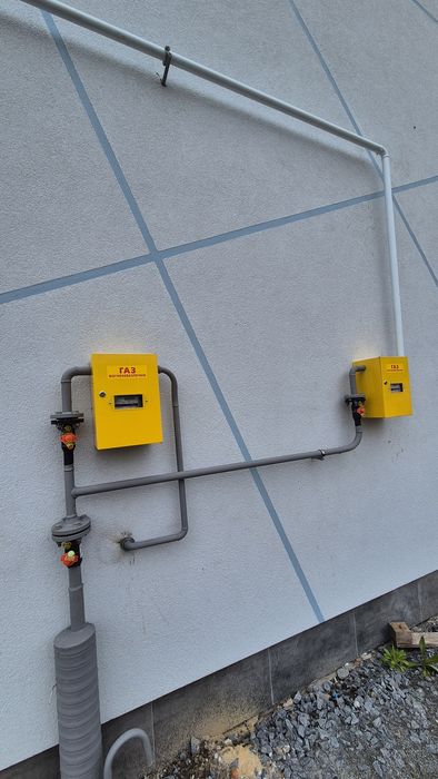 )( Котеджі неподалік центральної частини міста