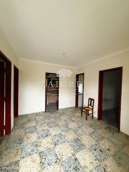 Moradia Térrea em Mora com Quintal, Garagem e Terraço – Para Recuperar