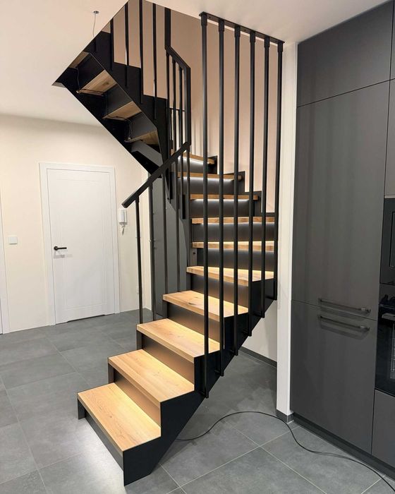 Schody na konstrukcji stalowej, metalowe samonośne, loft