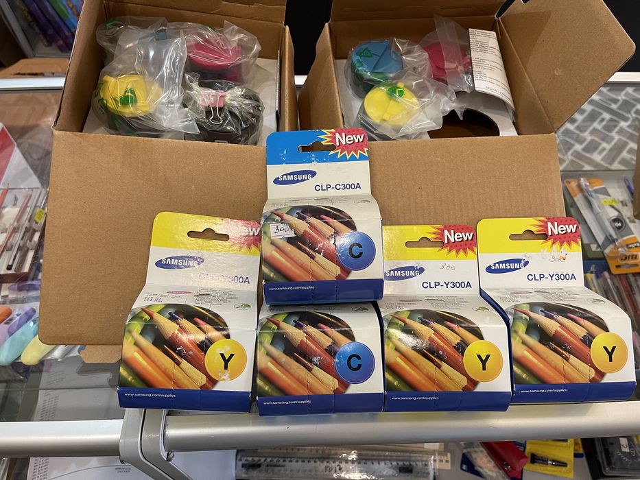Картриджи Samsung CLP-300 остался желтый