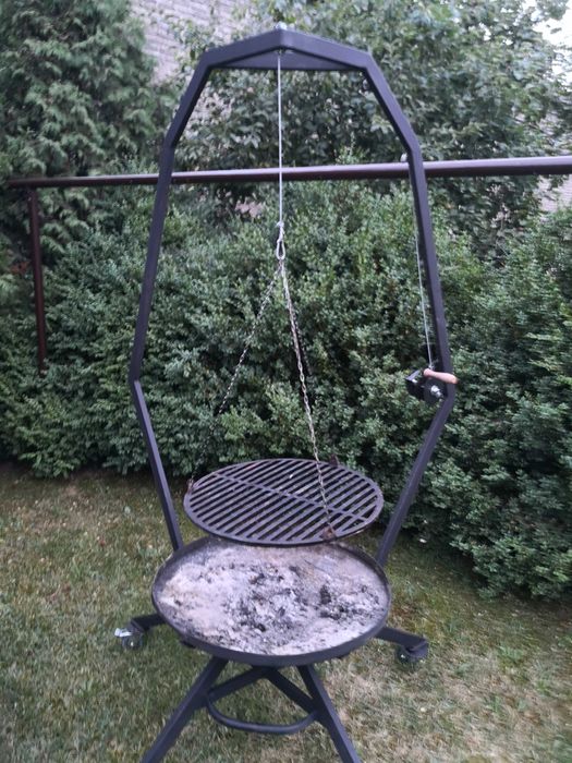 Wiszący grill ogrodowy