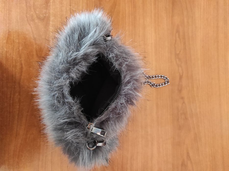 Mala de pelo a tiracolo