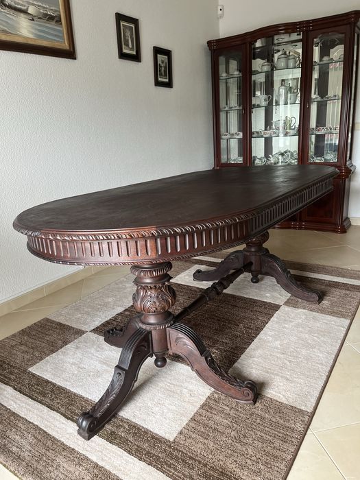 Mesa de madeira maciça em mogno trabalhada
