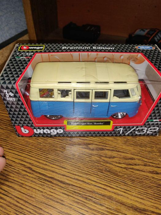 Bburago 1:32 Volkswagen Van '"Samba"