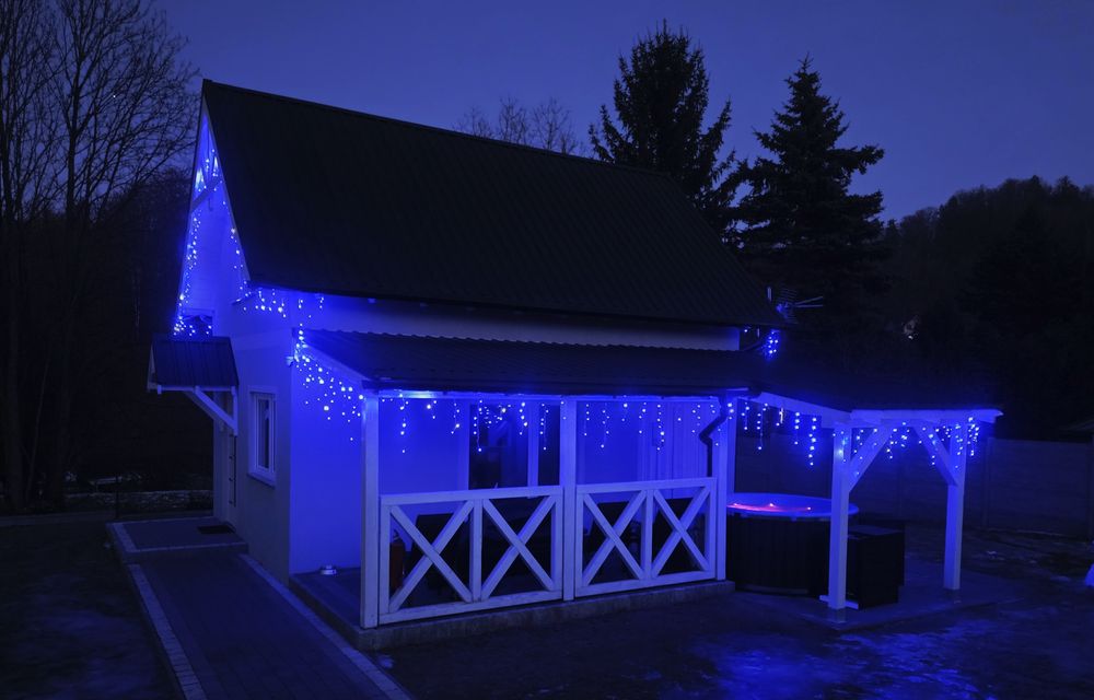 Domek w górach ( Karkonosze ) ogrodzony z balią