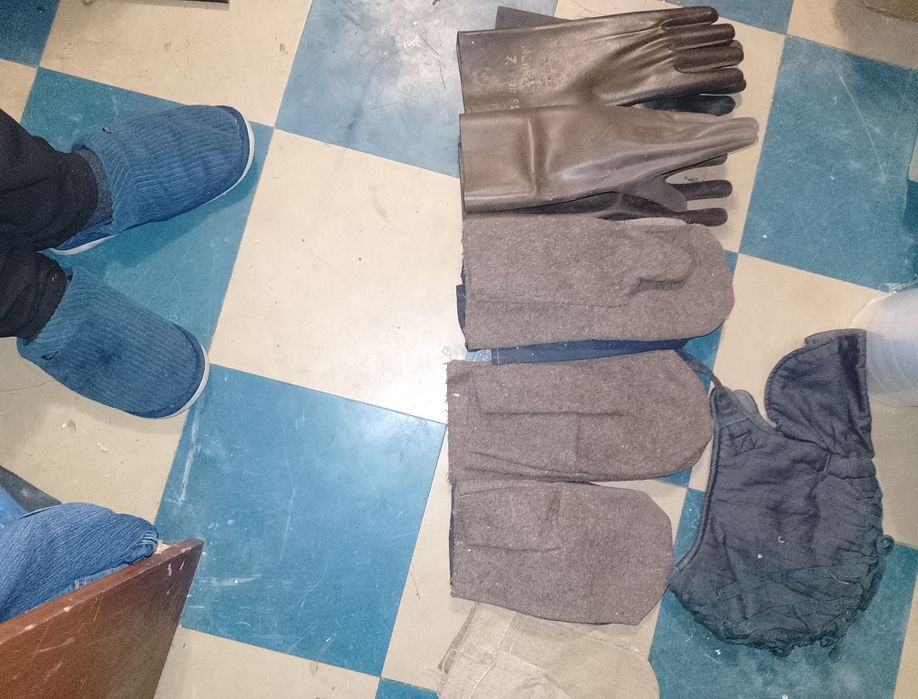 Продам 12пар перчаток и надшлемник
