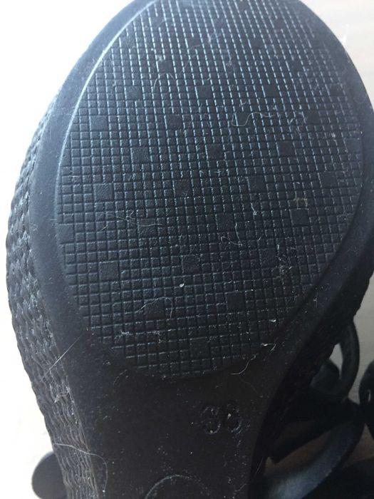 Sandálias n.º 37/38-Salto alto em cunha - NOVO