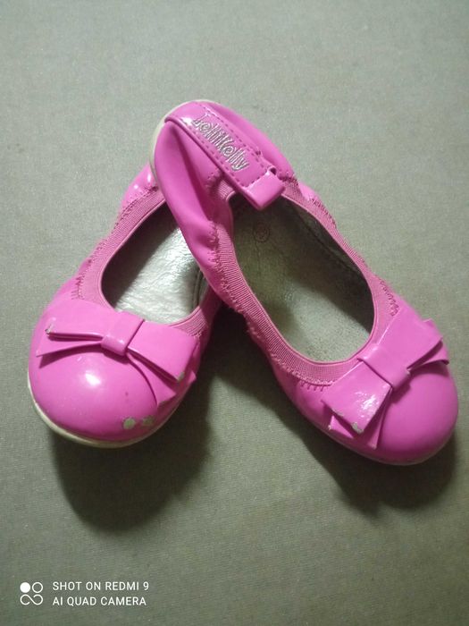 Sabrinas verniz rosa  com aplicação de laço da Lelli Kelly